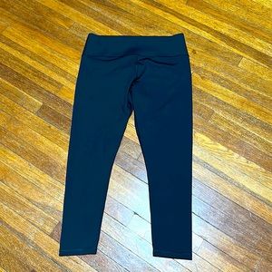 Maurice’s Women’s Black Wide Waistband Capri Leggings, Large